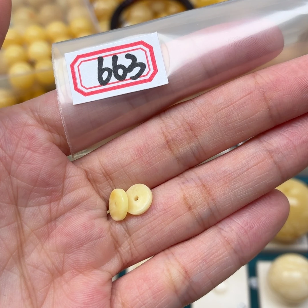 爱***鸭未镶嵌蜜蜡裸石蜜蜡