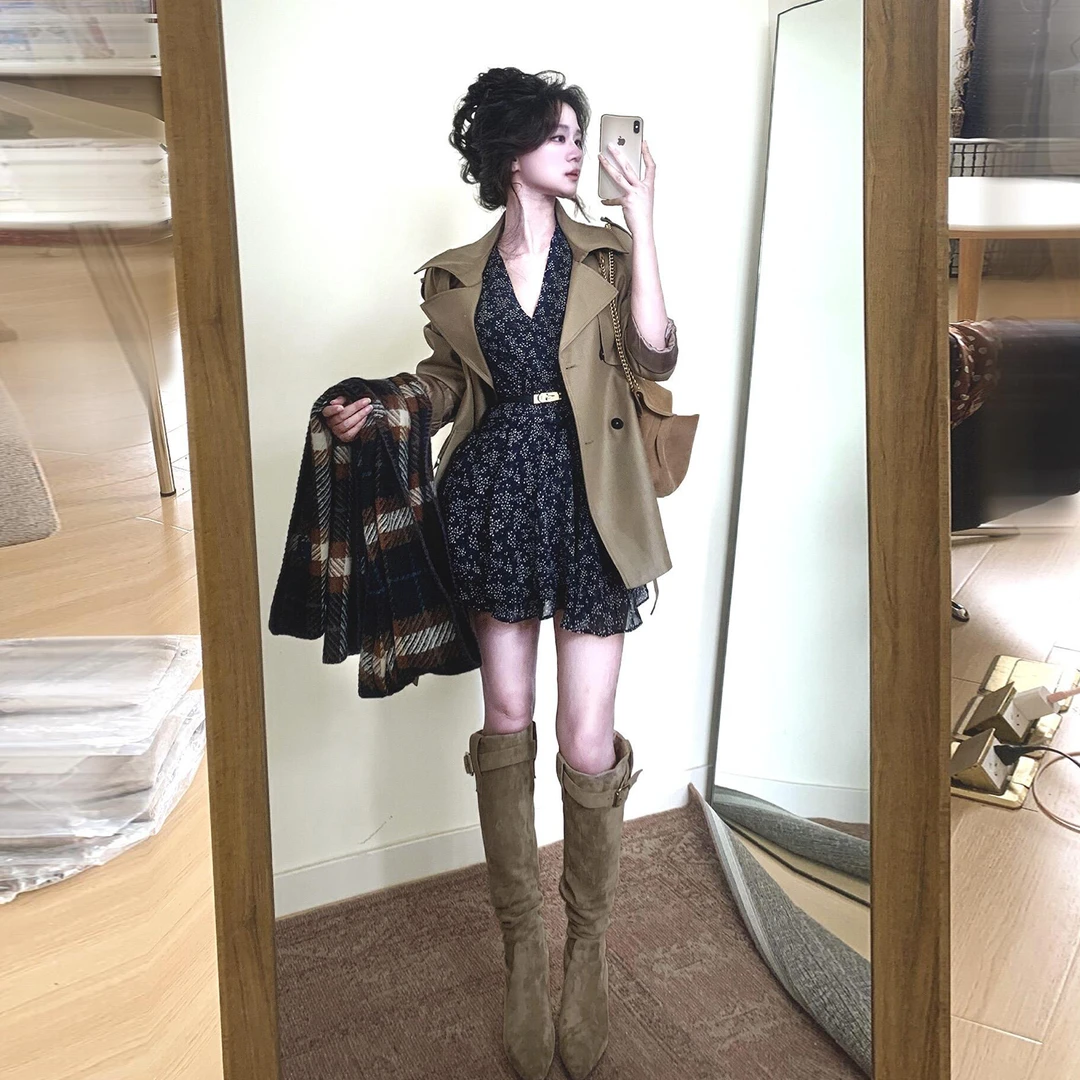 2025新款茶歇法式碎花v领连衣裙子女夏季收腰绝美漂亮短裙设计感