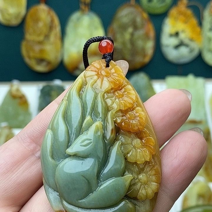 蛇纹石玉未镶嵌颈饰蓝黄九尾狐