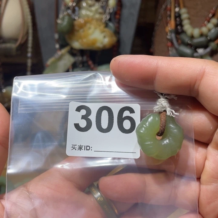 蛇纹石玉合金颈饰君*。