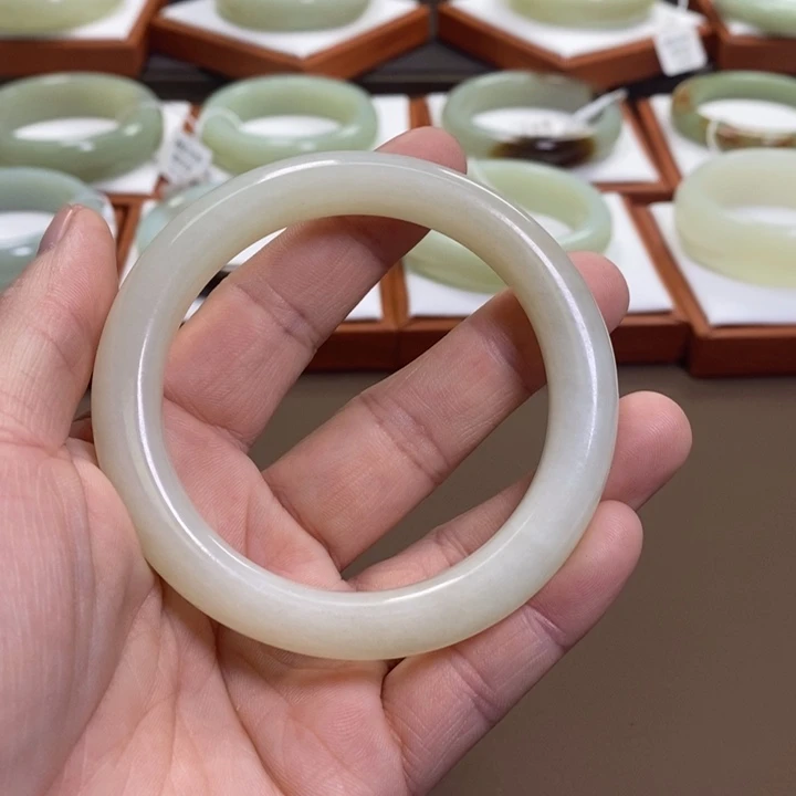 风***雨和田玉未镶嵌手镯