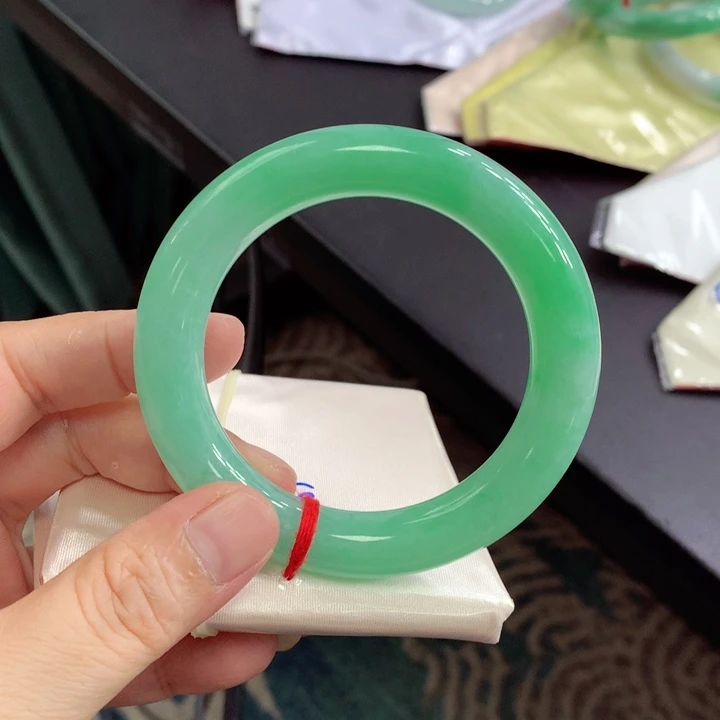 翡翠手镯未镶嵌55圈口