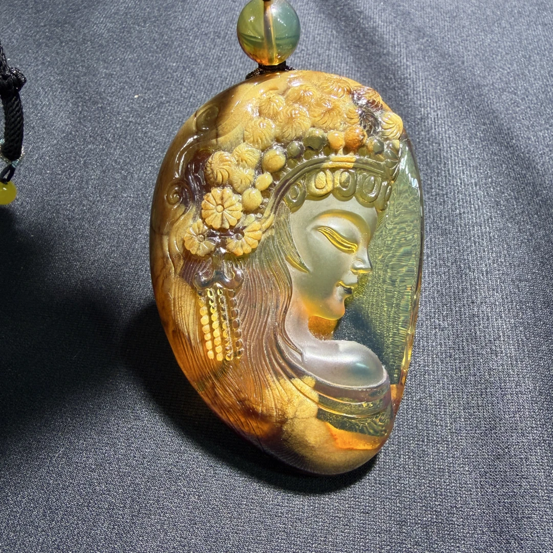 缅甸琥珀，溶洞蜜俏色花旦吊坠，尺寸75*50*16.8，重38.5克