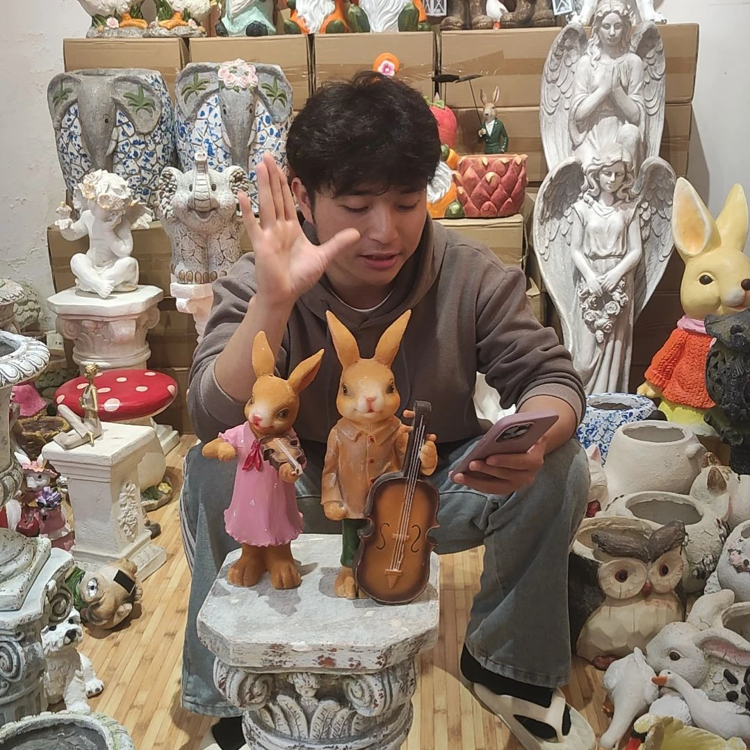 合成树脂拉提琴兔子一对