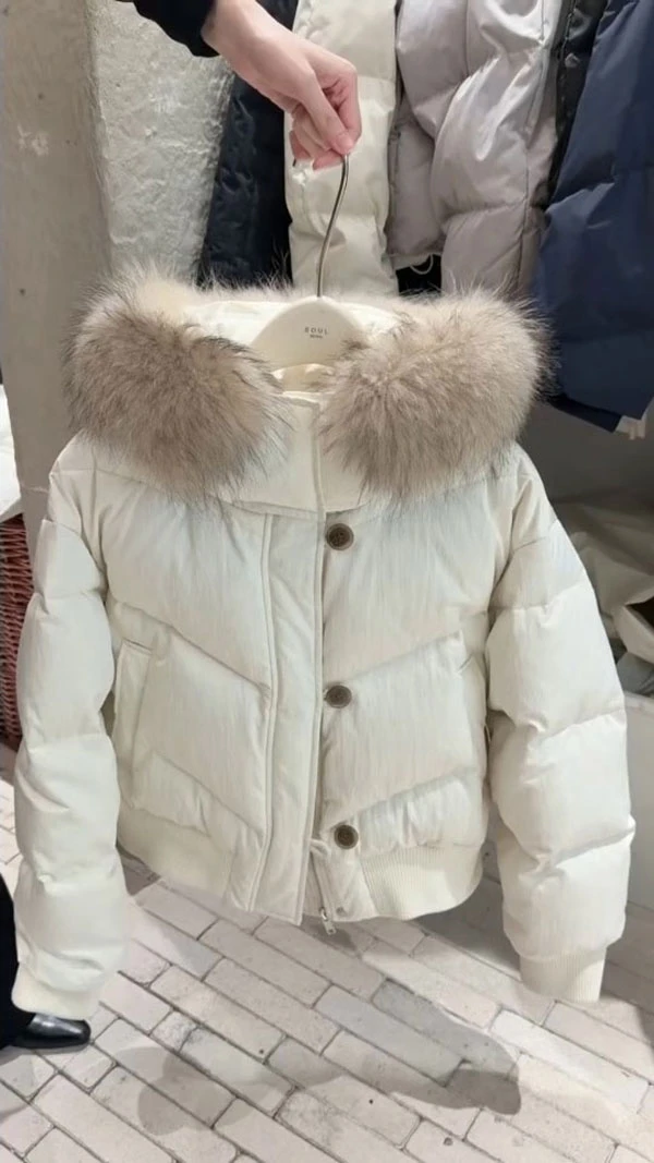 白色大毛领羽绒服女冬季2025年新款设计感巨好看的加厚版型好短款