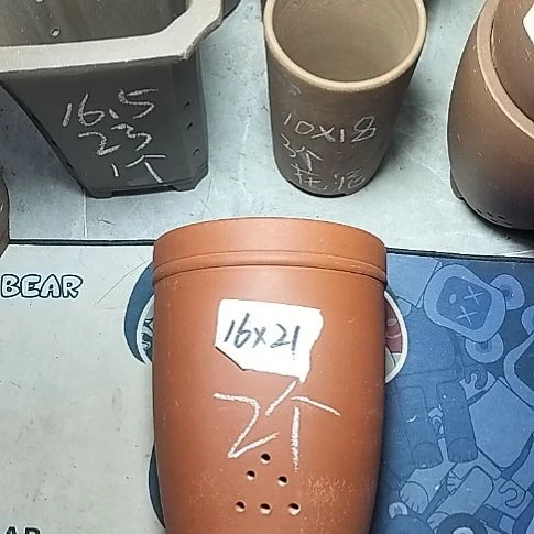 红泥三线两个花盆花泥