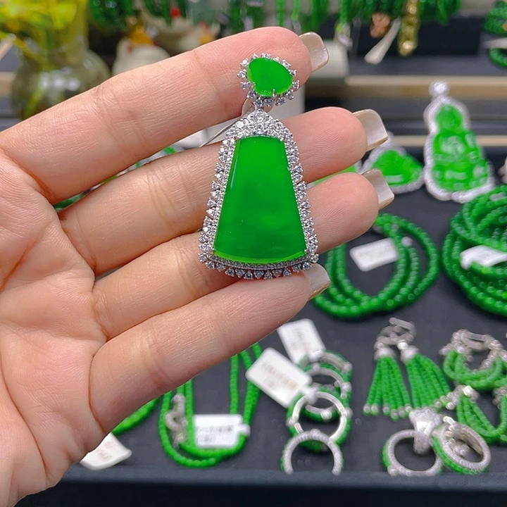 翡翠未镶嵌颈饰一刀切无事牌