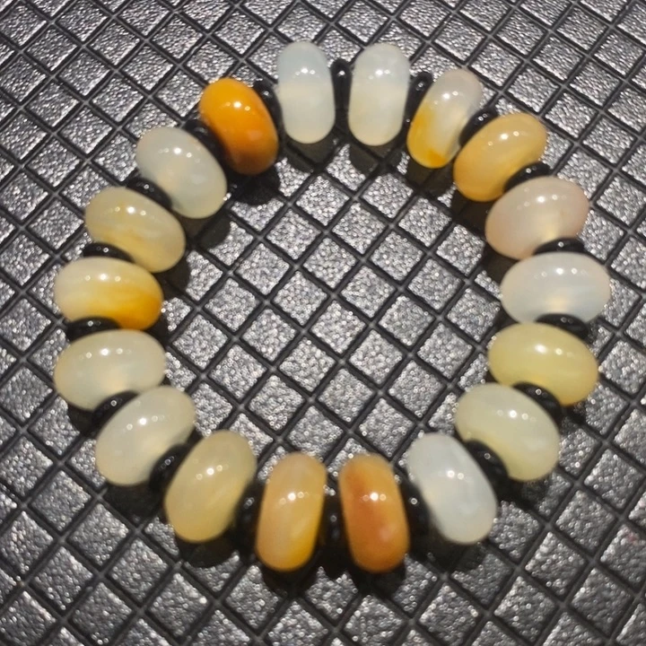 未镶嵌石英质玉(黄龙玉)颈饰