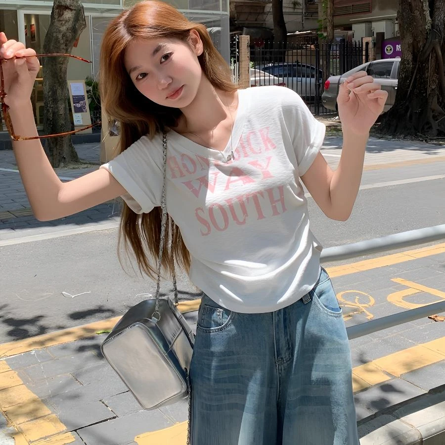 也太美了叭！V领字母印花正肩短袖T恤女新款褶皱掐腰设计百搭上衣