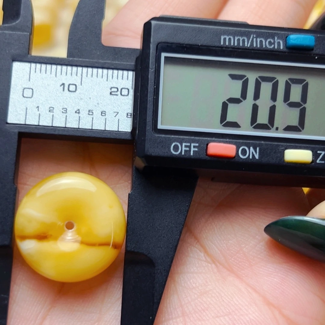 未镶嵌蜜蜡裸石20mm微瑕扣子