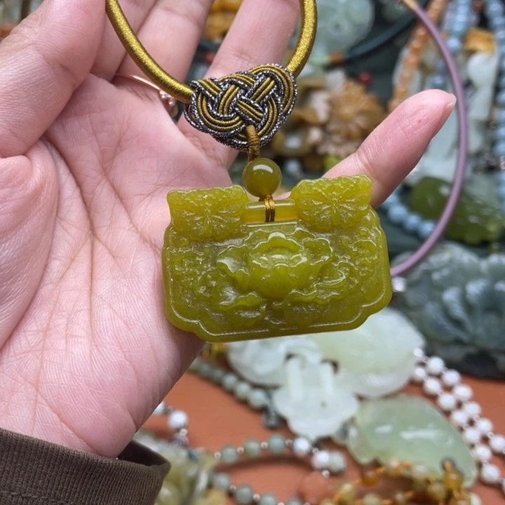 蛇纹石玉吊坠合金