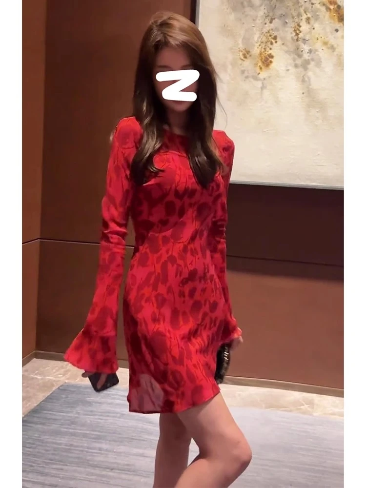 超好看简单大方得体的收腰a字气质打底红色喇叭袖连衣裙子女早春