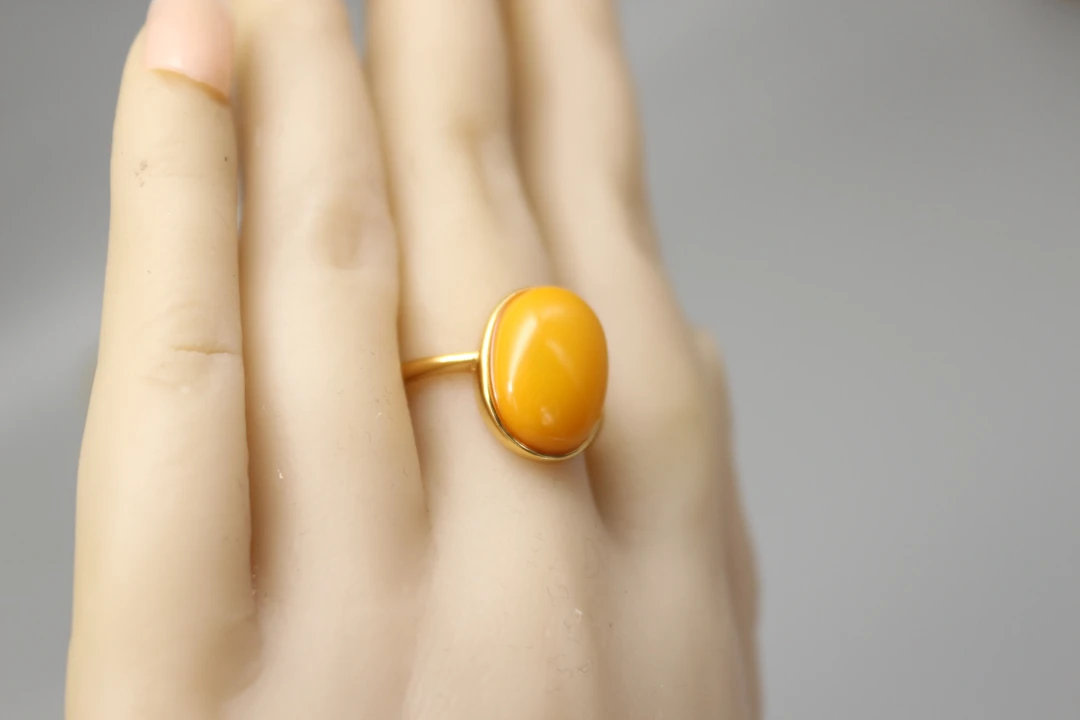925银黄色天然满蜜满蜡俄料鸡油黄椭圆戒指镶嵌银戒简约复古时尚