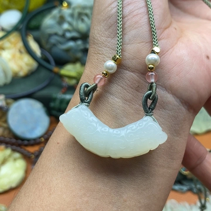 蛇纹石玉未镶嵌颈饰