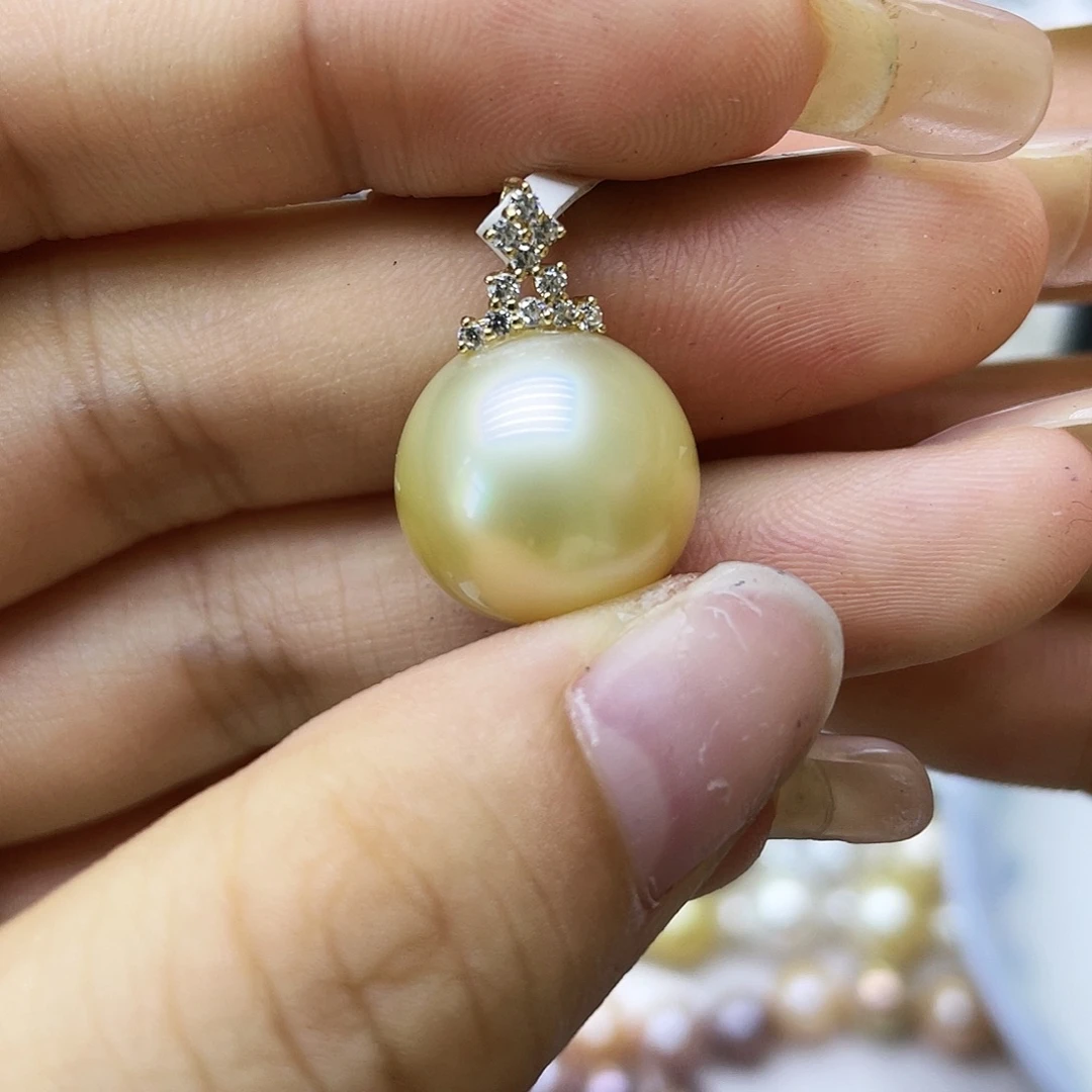 颈饰18K金镶嵌海水珍珠