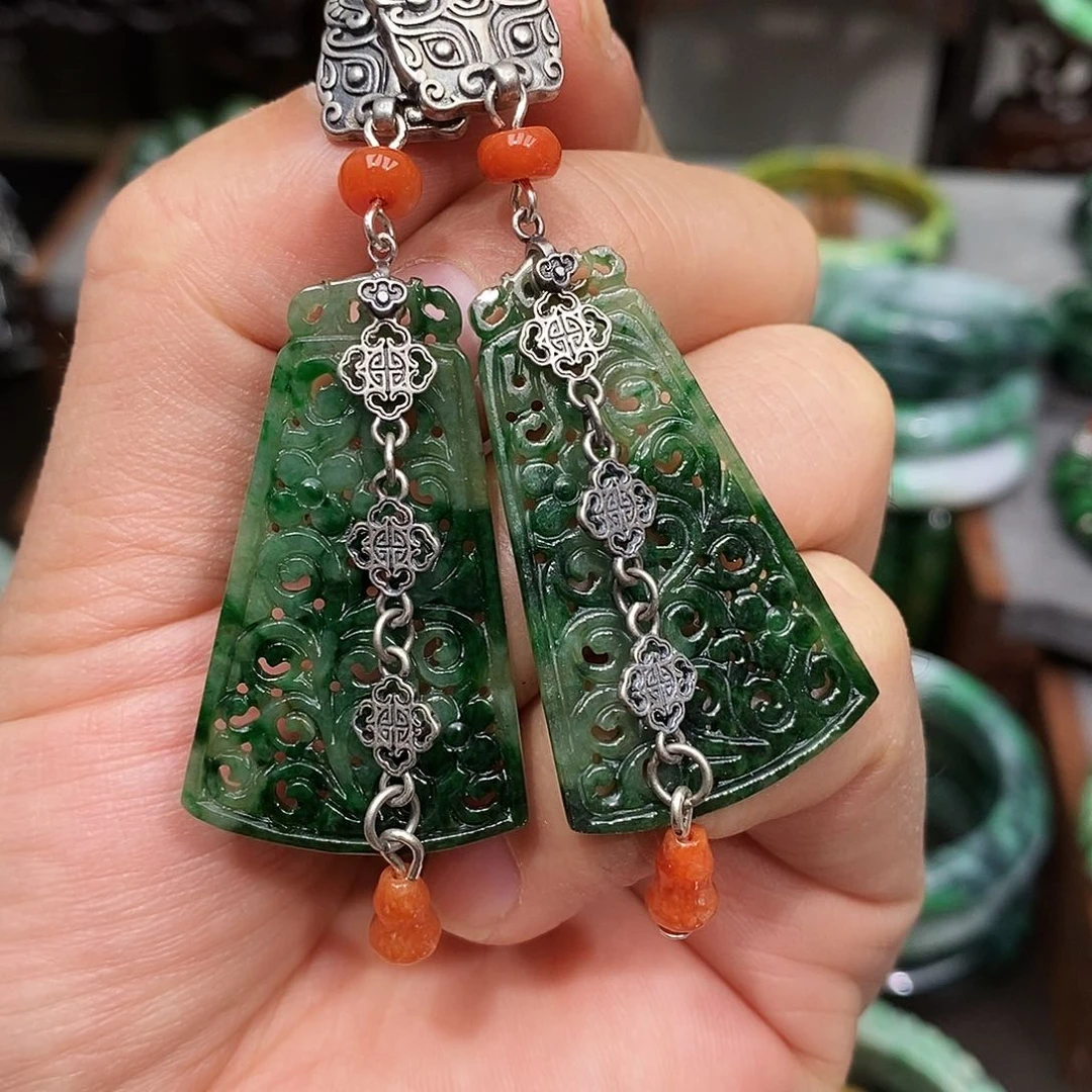 未镶嵌翡翠耳饰漂亮美眉