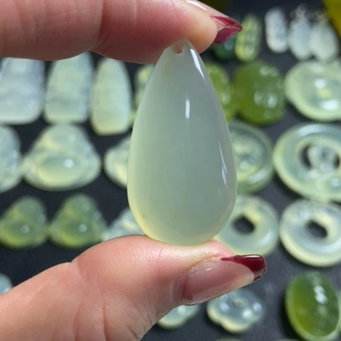 蛇纹石玉挂坠未镶嵌