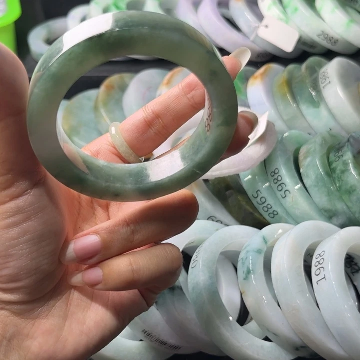 定制翡翠未镶嵌手镯