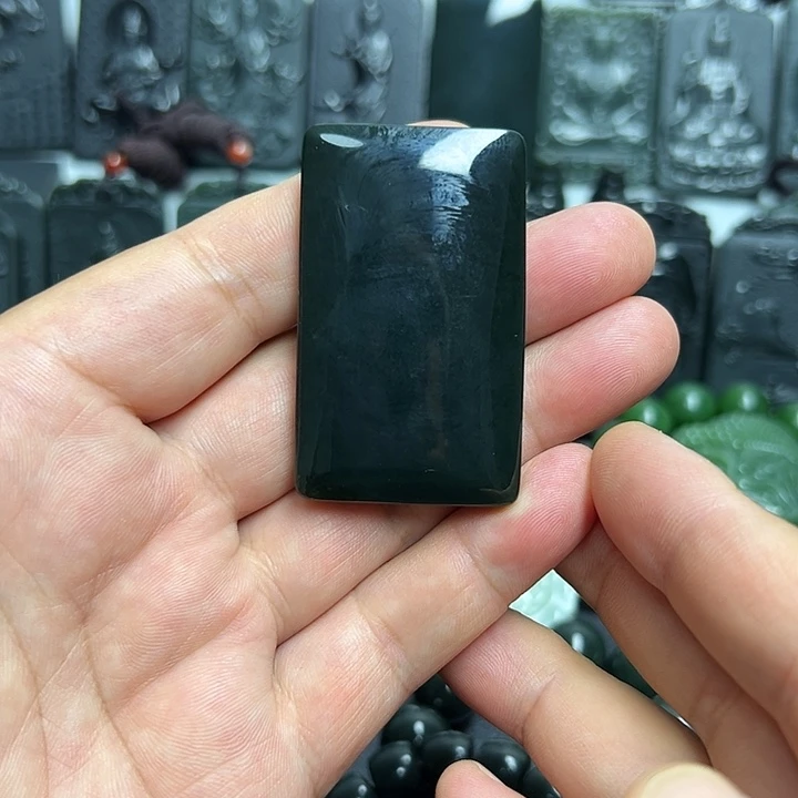 颈饰未镶嵌和田玉（青玉）