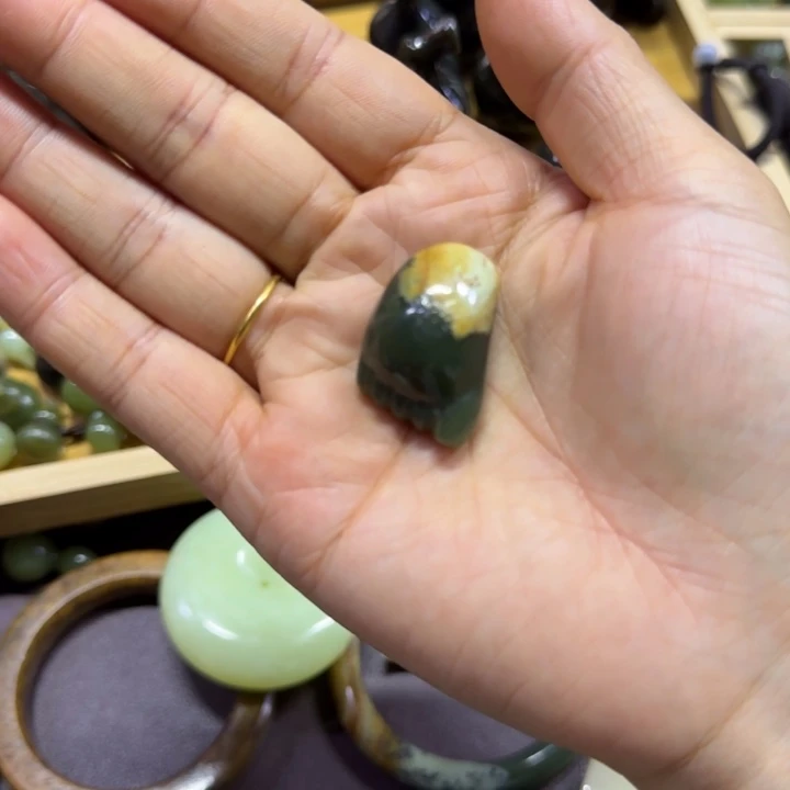 透闪石质玉未镶嵌珠宝奇石山*
