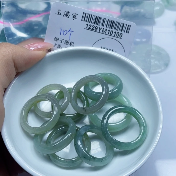 玉***人翡翠未镶嵌吊坠(不含链)
