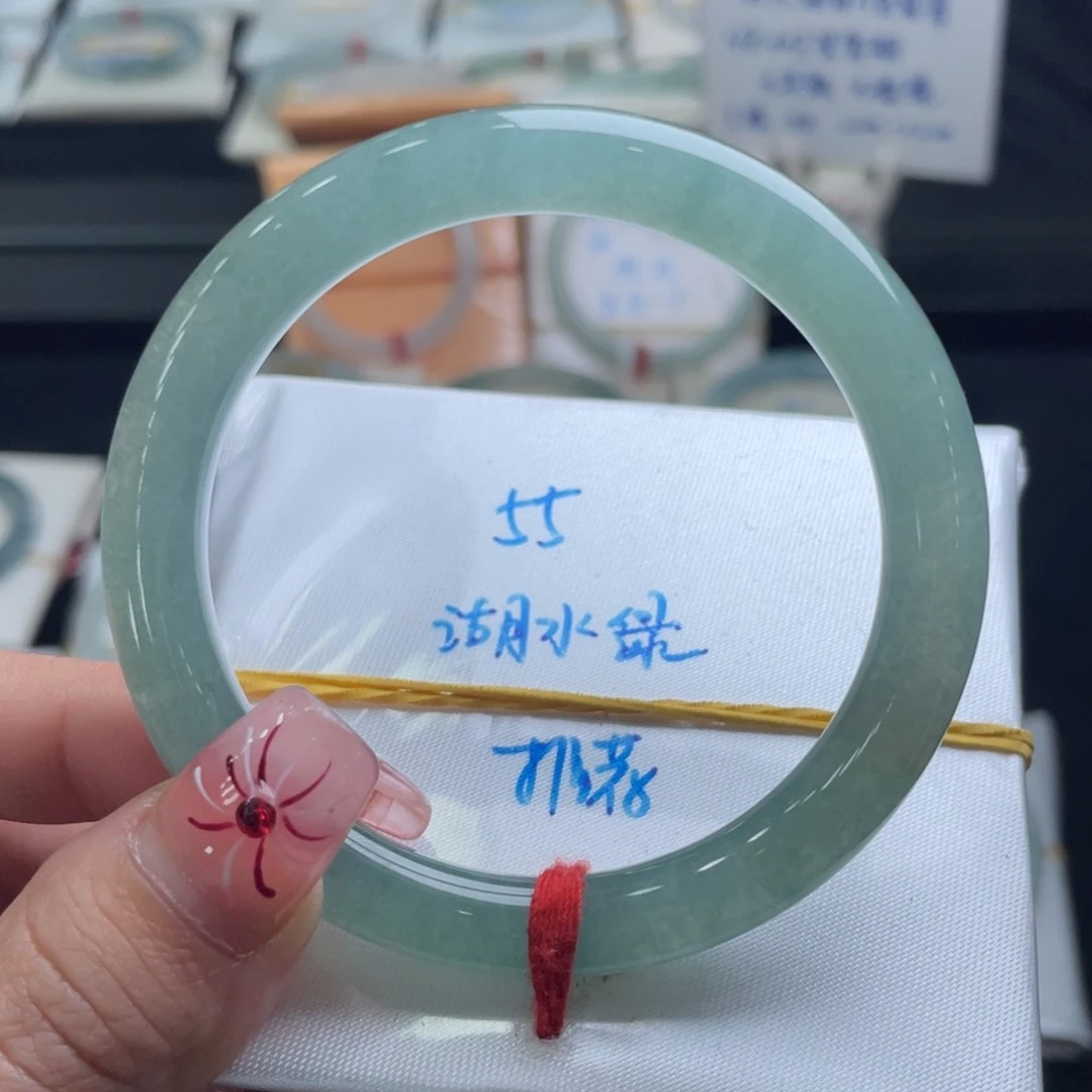翡翠手镯未镶嵌翡翠手镯