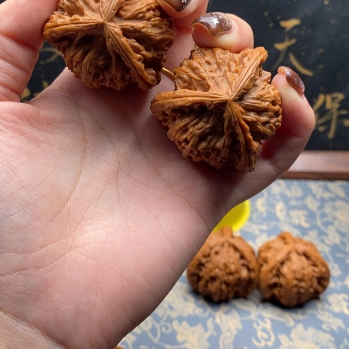 王***猫文玩核桃吊坠白狮子