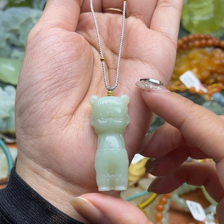 蛇纹石玉吊坠合金