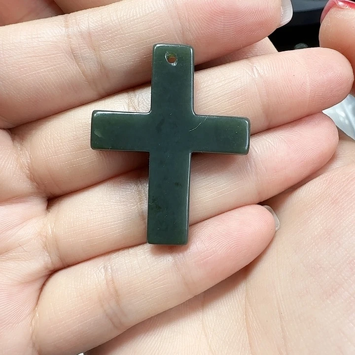 和田玉未镶嵌颈饰清货有瑕疵不退换