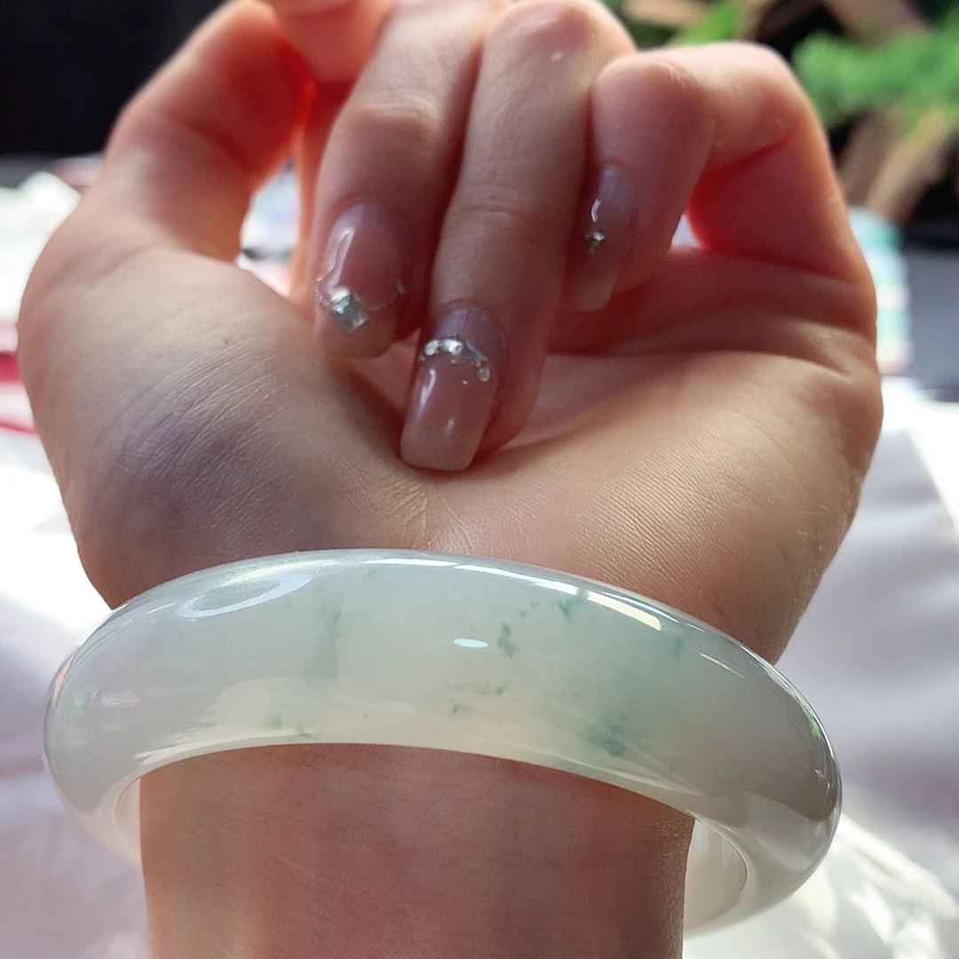 翡翠手镯未镶嵌天然翡翠56-57轮胎飘绿花