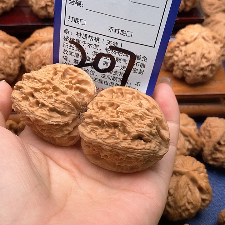 吊坠桃核白狮子头40