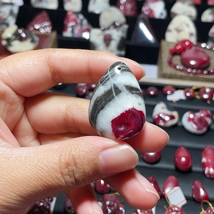 天然辰砂原石晶体吊坠