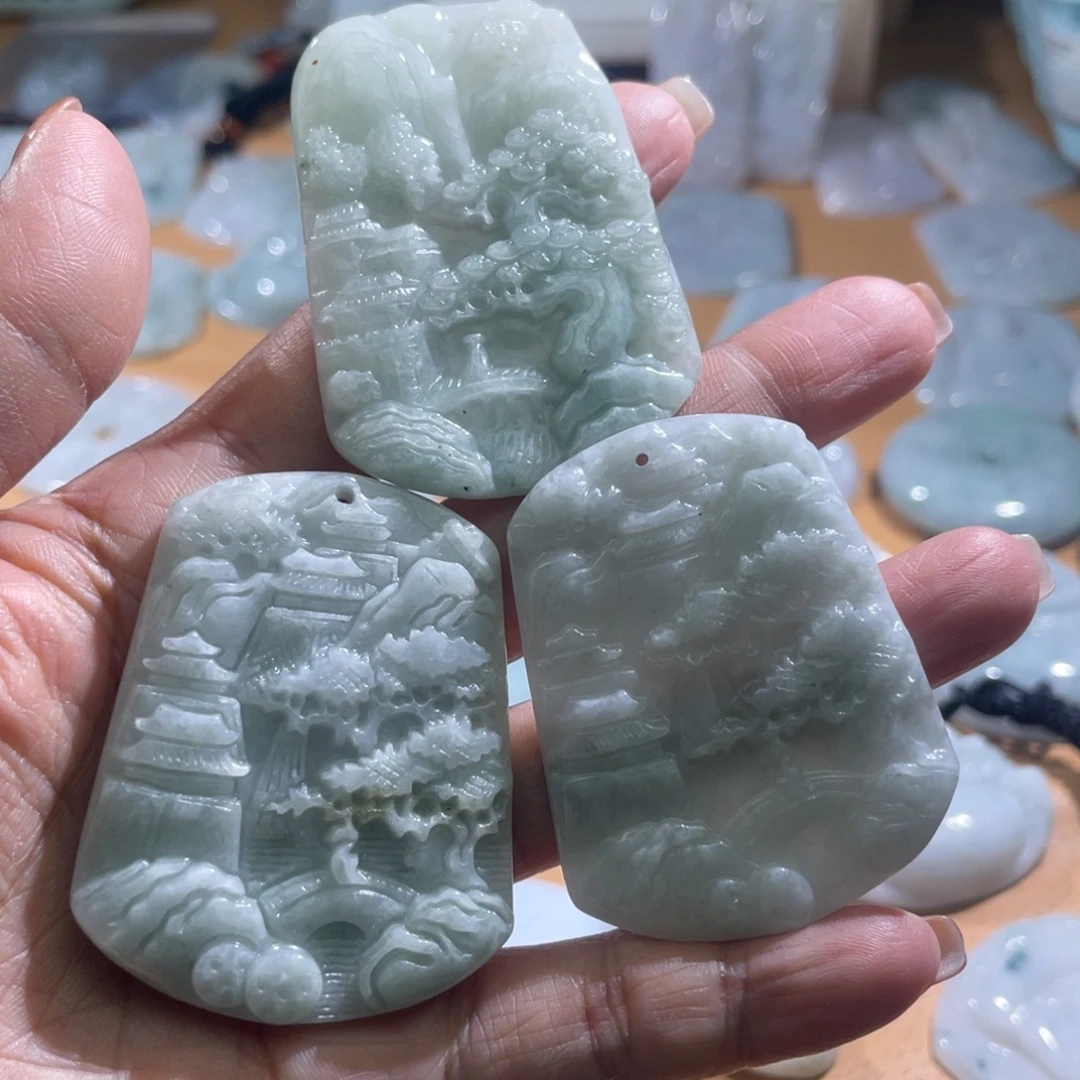 翡翠未镶嵌颈饰山水三个，微瑕