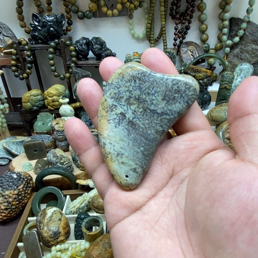 未镶嵌岫岩河磨玉（透闪石质玉）把件