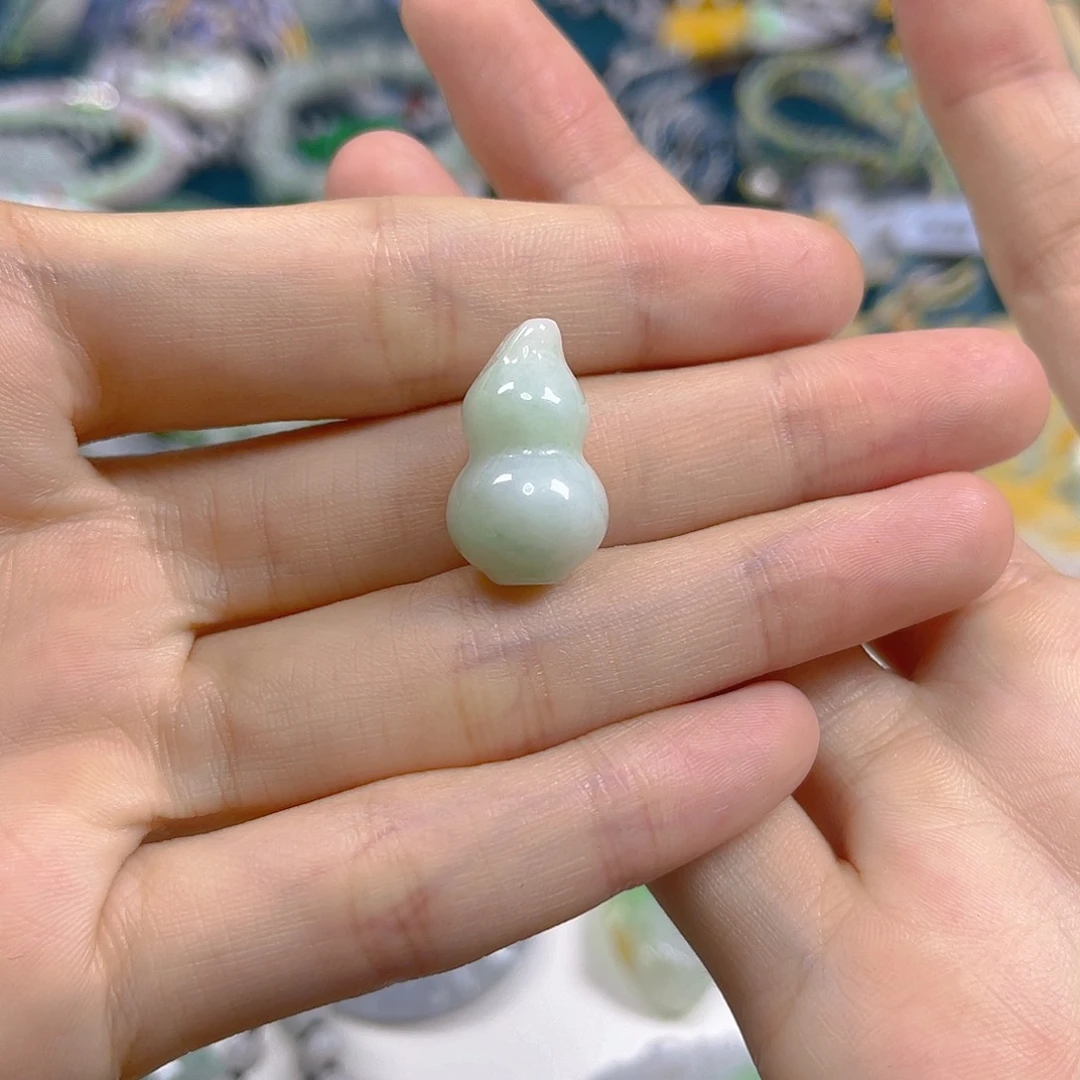 翡翠未镶嵌颈饰葫芦