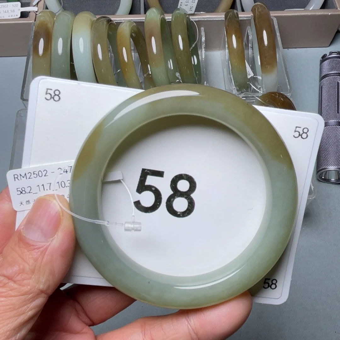 和田玉未镶嵌手镯