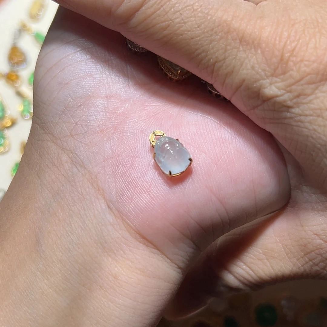 、***翡翠18K金镶嵌颈饰