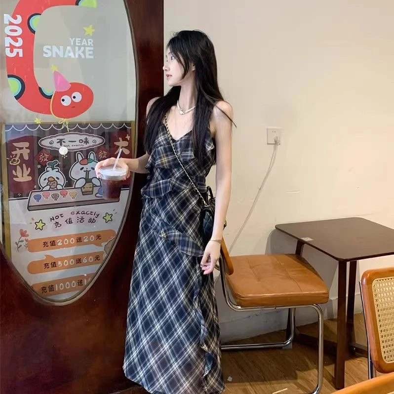 现货法式复古不规则夏季新款设计荷叶边飘逸感格纹收腰吊带连衣裙