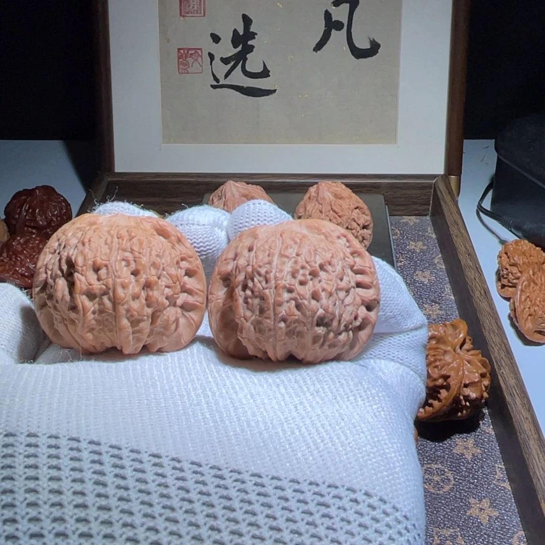 文玩核桃吊坠血麒麟