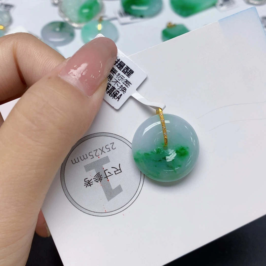 颈饰18K金镶嵌翡翠