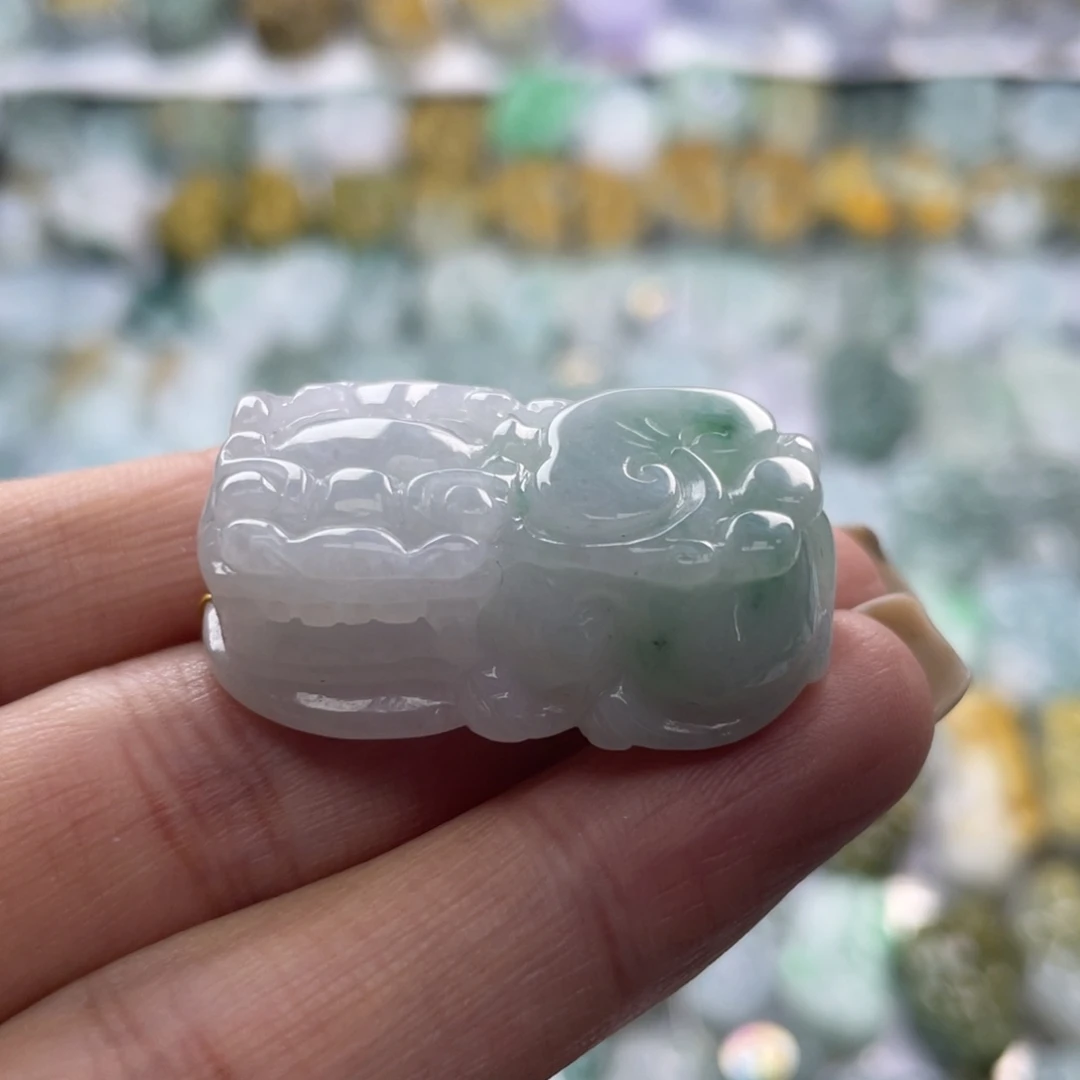 翡翠未镶嵌颈饰貔貅