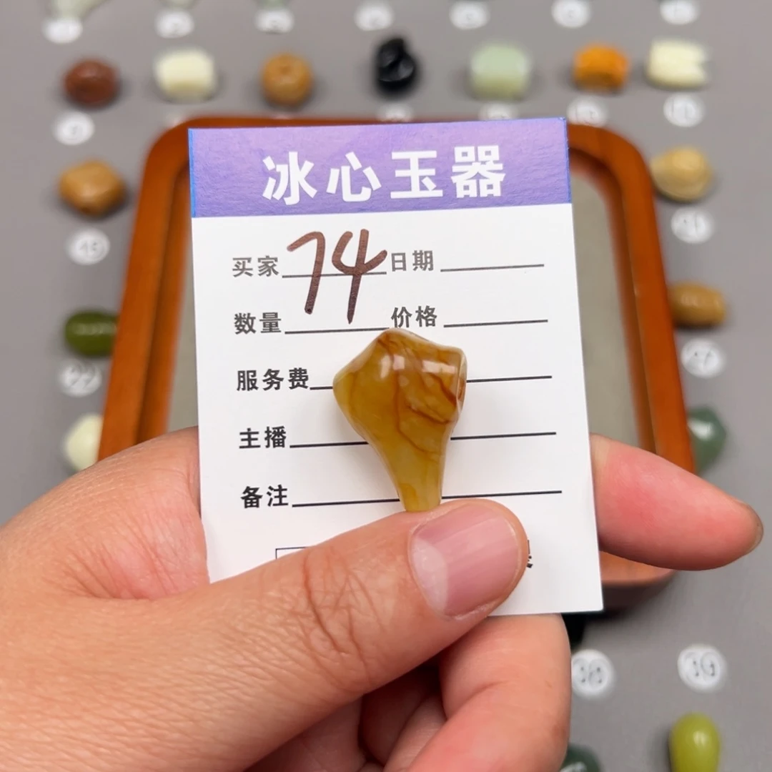 蛇纹石玉未镶嵌颈饰钮***虎