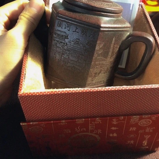 紫砂茶壶原矿泥料手工制作的紫砂壶。