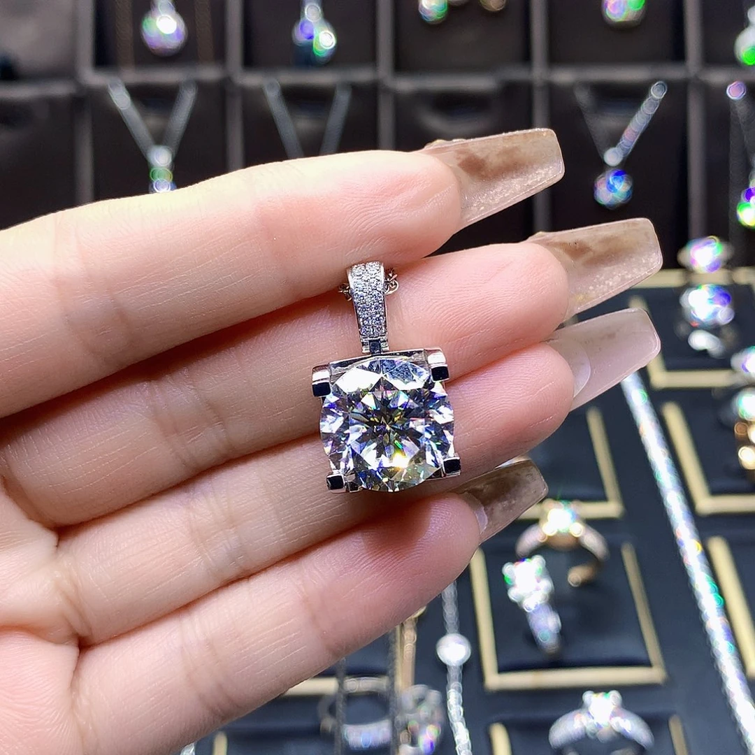 合成碳硅石（莫桑石）吊坠(不含链)18K金镶嵌轻****?