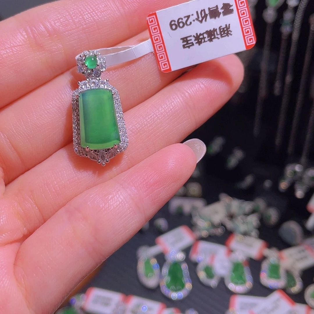 吊坠(不含链)未镶嵌翡翠