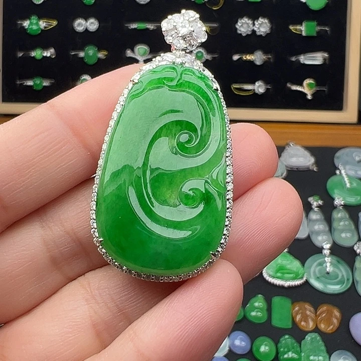 翡翠18K金镶嵌颈饰如意