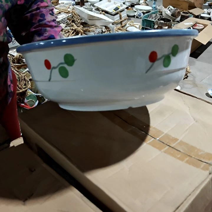 瓷片盘子碗茶壶啥都有