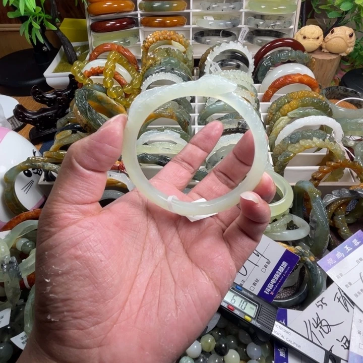 未镶嵌蛇纹石玉手镯伴***.