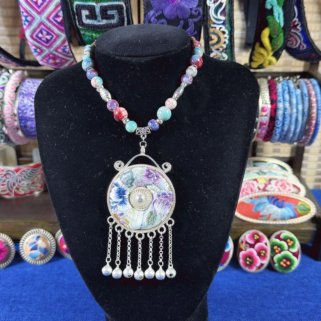 传承非遗刺绣饰品32