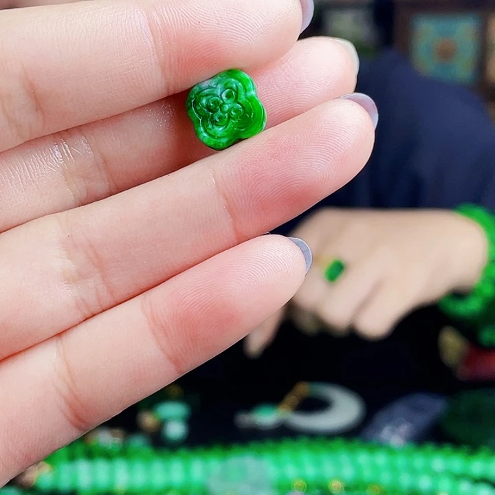 翡翠未镶嵌颈饰多样性